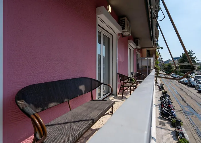 Newly Renovated 2 Bedroom Apartment, 5Min To Metro